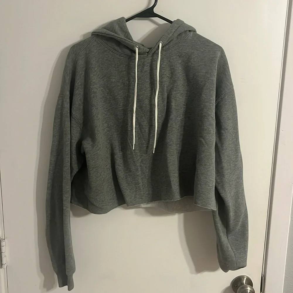 Woman’s L Wild Fable Grey Cropped Pullover Sweatshirt - Picture 2 of 2